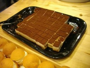 ティラミス。その下側に写ってるのがスウェーデンの伝統菓子セムラ