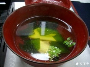 「鯛若竹汁」たけのこと鯛が入ったお吸い物。山椒の葉が少し早い春の香り。