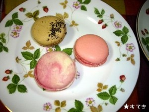これも辻調製菓で買ったマカロンセット（カシス、フランボワーズ、カフェ）。