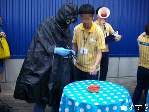 IKEA店員からシュールストレミング缶開封の説明を受ける、開封希望者その1