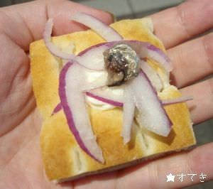 これがIKEAがおすすめするスウェーデンの伝統的なシュールストレミングの食べ方。