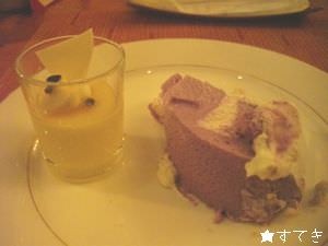 左：ホワイトチョコレートパッション、右：紫芋ムース チョコレートソース