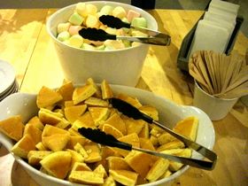 チョコレート・ファウンテンに使うパンケーキのカットとマシュマロ